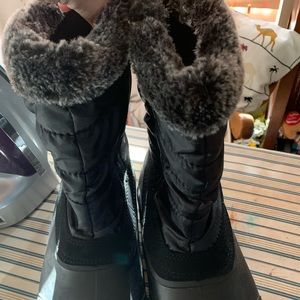 NWOT time and tru size 8 snow boots